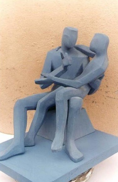 Escultura Amor filial de Jorge Vargas, vista 1